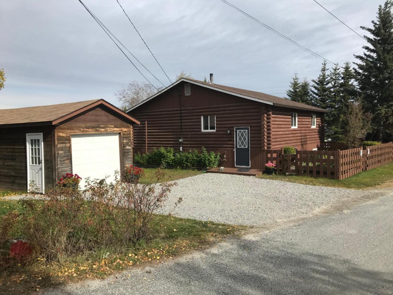 Our Cabin Bed & Breakfast Yellowknife Exterior foto